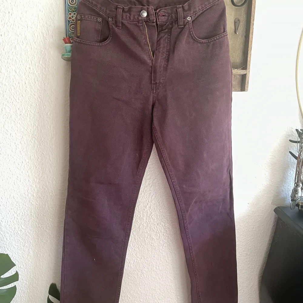 Supercoola lila jeans som tyvärr används för lite och därmed rensas ut! Straight modell.. Jeans & Byxor.