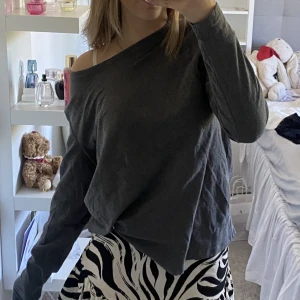Tröja  - Grå långärmad tröja från Cubus! Den är väldigt stor och är i storlek M , kan sitta off shoulder men även som vanlig tröja! Kommer ej till användning därav säljer jag! Aldrig använd! 