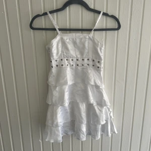 Fest topp med nitar! - Jättefin fest topp med nitar med volang💕ryggen är strechig. skick:bra storlek:xs-s