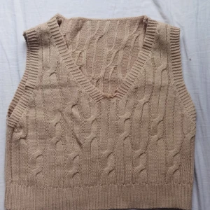 Beige stickad topp - Storlek: S Leverans räknas ej med i priset. 