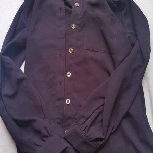 Solid knapp frambältad skjorta - Storlek: S Leverans har ej räknats med i priset. Q