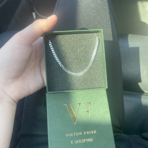 Viktor frisk x guldfynd armband - Fint armband från Viktor frisk x guldfynd kollektionen som jag köpte till min kille men som tyvärr var för litet. 18cm och 3,8 mm brett. Kvitto finns 