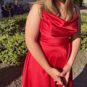Balklänning  - Jättefin klänning som är köpt i Turkiet! Minns inte riktig vad butiken hette men på omslaget står det ”mark@biye”. Ordinariepriset är 1600kr. Jättebekväm + justerbar! Klänningen har superfint släp som inte syntes. Vid intresse kan jag skicka fler bilder!