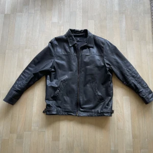 Vintage Leather Jacket - Genuine leather, mycket skön, bra skick. Har ett par små slitningar i innerfickan, alla fickor funkar dock. Passar M på killar. Jag är 189 & 82 kg för referens. Finns det frågor så fråga!
