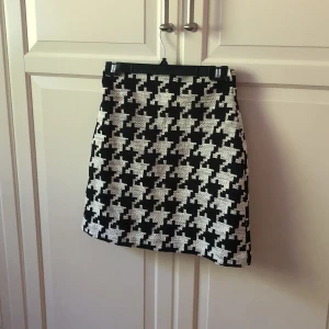 Vintage kjol - Söt Chanel insperad vintage kjol i toppskick!!