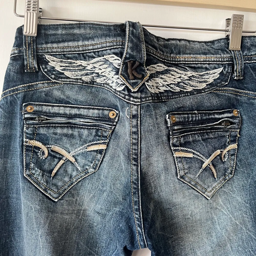 Jättecoola jeans köpta secondhand men som tyvär är för små för mig😔 mått tvärs över 40, längd 104. Jeans & Byxor.