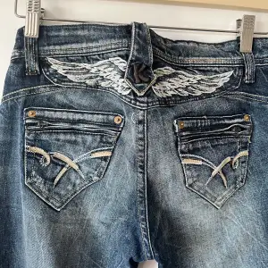 Jättecoola jeans köpta secondhand men som tyvär är för små för mig😔 mått tvärs över 40, längd 104