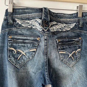 Jens - Jättecoola jeans köpta secondhand men som tyvär är för små för mig😔 mått tvärs över 40, längd 104