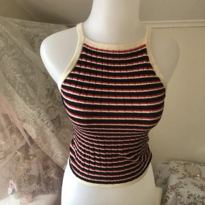 Randig Topp - Supergullig topp i värmande bomullsmaterial för de lite kallare sommarkvällarna<3 Fri frakt fram tills 24 juni! Läs gärna bio<3