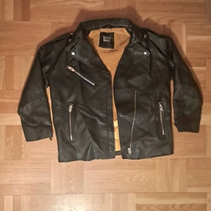 Cool fake-skinnjacka  - Cool, svart, fodrad fake-skinnjacka från Zara. Nyskick!