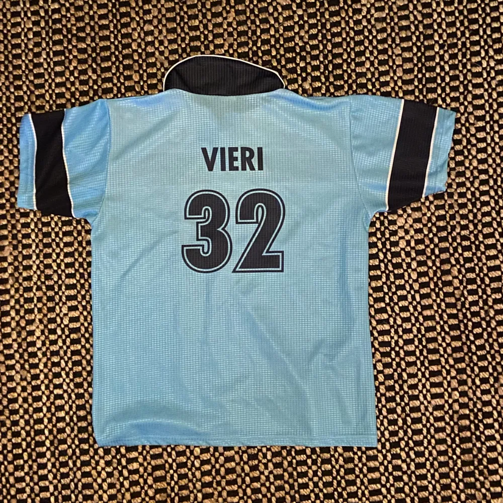 Vintage replica fotbollströja, Lazio färger och sponsorer, Vieri på ryggen.  Storlek: Large/Medium. T-shirts.