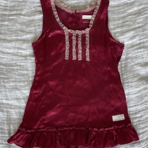 Odd Molly topp - Såå fin topp från Odd Molly som tyvärr har blivit lite för liten. Toppen är från tidigare 2000-tal och säljs inte längre. 100% silke och i väldigt bra skick.