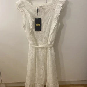 Sommarklänning💕💕 - Säljer denna så gulliga sommarklännning från Dennis Maglic!!💕Helt ny endast testad och har lappen kvar! Köpt för 850 mitt pris 400kr💗den är i storlek L men passar mig som vanligtvis har S/M💕💕