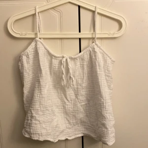 Topp - Söt topp från H&M, använd fåtal gånger. Skrynklig på bilden men kommer strykas💕