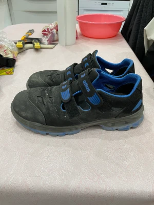 Stålhetta Atlas arbetsskor - Använda flertal gånger men är fortfarande i superbra skick Ny pris är 1600kr men jag säljer dessa för 300 Storlek 45