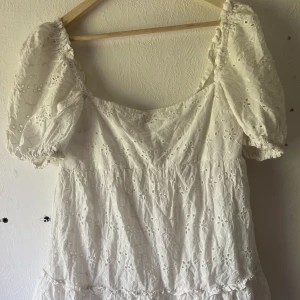 Klänning - Över knän längd klänning med offshoulder puffiga armar. Är i bra skick. 