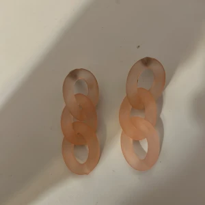 Rosa örhängen - Fina stora rosa örhängen! Använda: bara på bilden och är tyvärr inte nickel fria