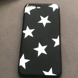 Telefonskal vita  skjärnor  7p/8p  - Jag hadde beställt fel skal till min  mobil.  Och jag tänkte sälja detta skal  det är vita sjänor med svart bakgrund 