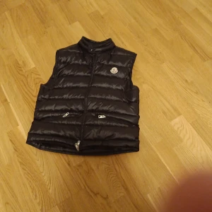 Moncler väst - Är för lite för mig. Köpte av min kompis för 5000 typ helt ny och har inte använt den mycket alls. Går och använda både på sommaren och vintern Självklart äkta och inget satt pris 