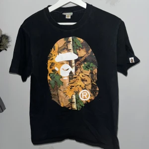 bape tisha - i still love her honto E rap. nigo nigo nigo fet bape tisha inget o tillägga sitter bra på M eller ens en S. sitter stört för en japansk M, bra på mig som är en M vanligtvis yadig