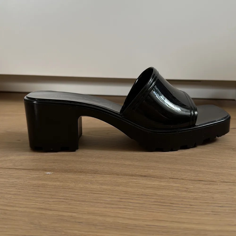 Säljer dessa fina sandaler med klack eftersom de tyvärr inte kommer till användning. Några repor på innersidan av skon (bild 3), syns ej då skon sitter på. Utöver det i bra skick. (Upplagd på nytt) . Skor.