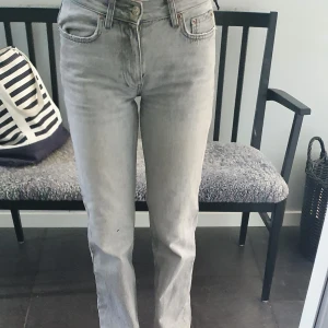 Gina tricot jeans - Jeans från Gina stl 34. Knappt använda. Gråa