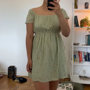 Kort sommarklänning - Väldigt söt klänning från American Eagle. Aldrig använd och nu känner jag att den är för kort för mig😊 Den är skrynklig på bilden för den varit i garderoben sen jag köpte den för tre år sedan.
