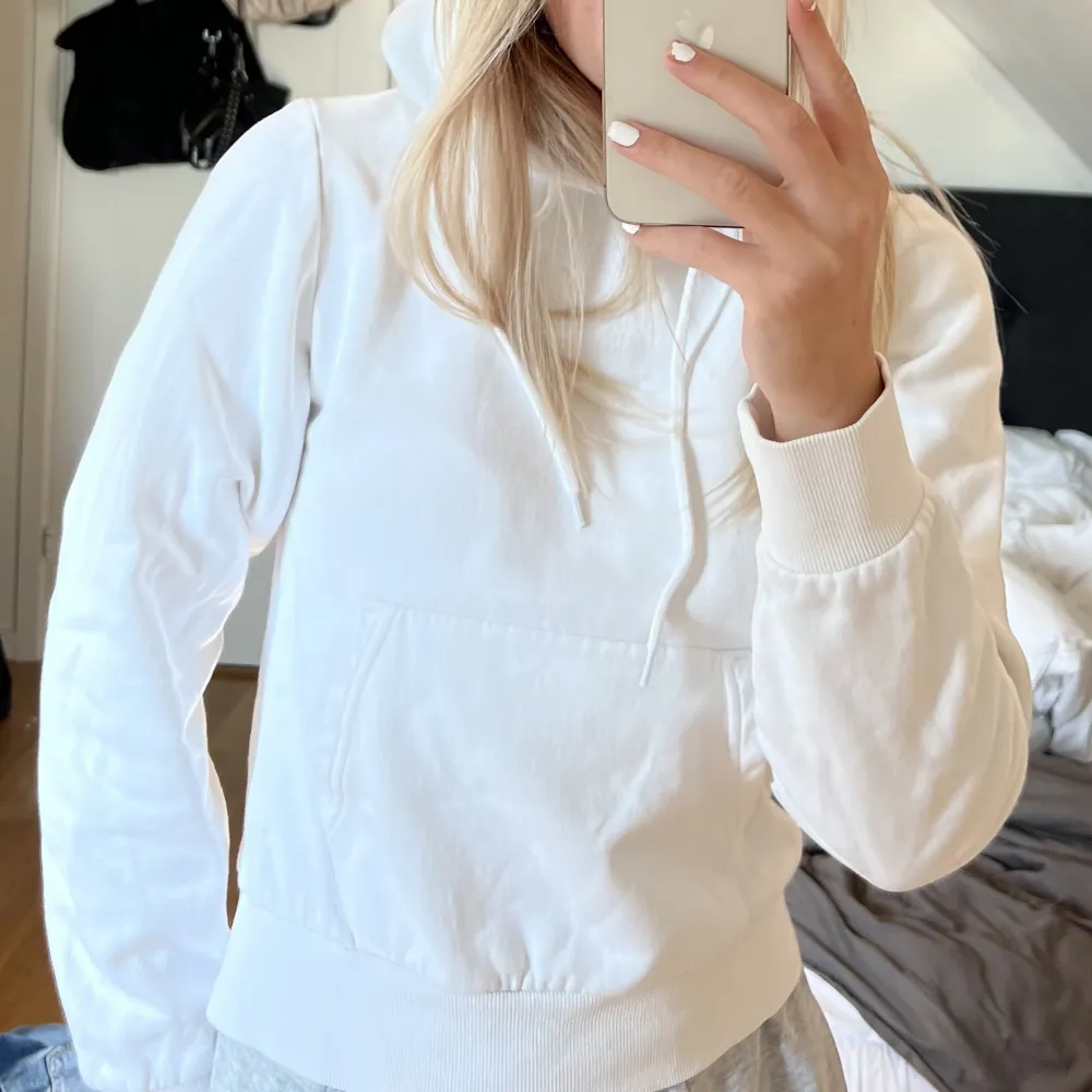 Vit mini hoodie från Weekday i storlek Xs, använda ett fåtal gånger och är i mycket bra skick. (Finns fler bilder)  (pris kan diskuteras). Hoodies.