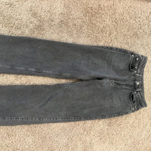 Weekday  - Grå raka jeans från weekday med storlek 25/30, sitter så så fint på!