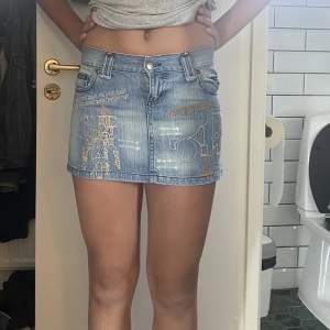 super snygg y2k mini dior kjol (vet ej om den är riktig). väldigt kort och snygg