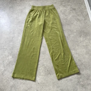 Lime gröna nästan juicy byxoe - Dessa snygga byxor har en plats i  mitt hjärta. Byxorna är super bekväma och man kan ta de överallt till stan, skolan eller bara hemma. Byxorna är ett fäste runt midjan och gör den smalare. Byxorna ser ut som juicy couture men är mycket billigare. 