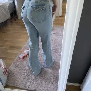 Jeans med ficka baktill - Från BERSHKA storlek 36 lågmidjade. Kan gå ner i pris vid snabb affär. 