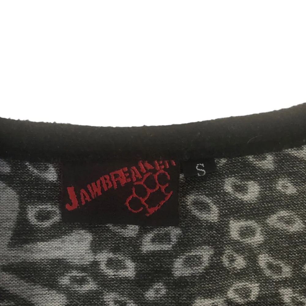Snygg kort top från Jawbreaker. Storlek: S Den är ganska liten i storleken så jag skulle säga att den mer är som xs. T-shirts.