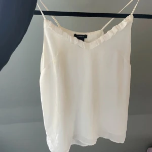 Volang linne - Superfint linne från Lindex i nyskick. Storlek xs-s. Kommer ej till användning därav säljer jag det. Hör av er vid frågor!