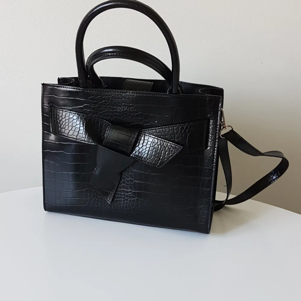 Black croc bag from Accent with a bow. Väskor.