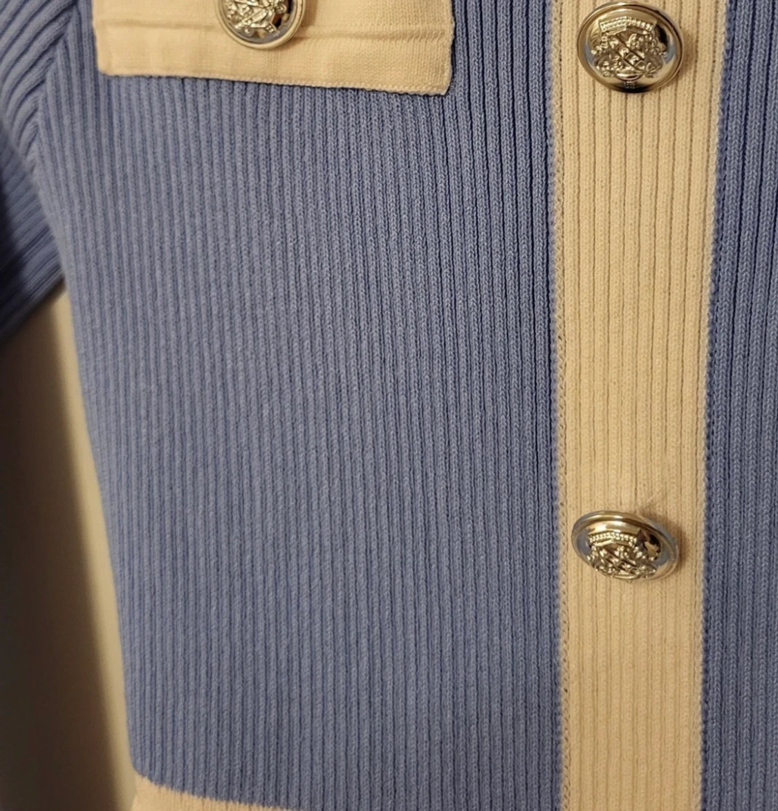 Blå klänning med knappar