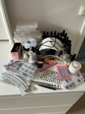 Diverse nagelgrejer - Lite allt möjligt för att bygga gele naglar. Allt är i använd skick men funkar utan problem.