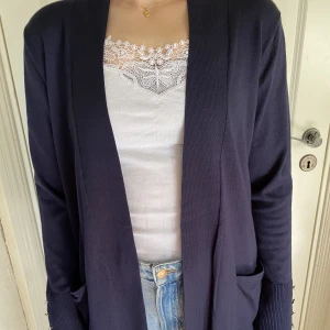 Cardigan  - Mörkblå cardigan som aldrig är använd. Storlek M.