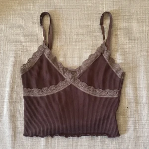 Spets crop top - Spets topp från hm, sparsamt använd och inga defekter. Passar s/xs. 🤎