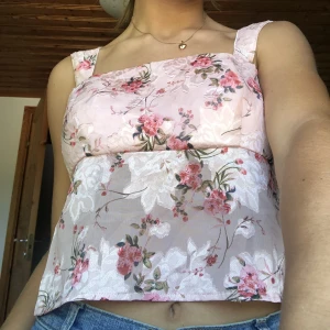 blommig topp🌸 - Blommig topp som jag fick skräddarsydd i Vietnam🫶 finns alltså bara en av just denna topp. Så vacker men har tyvärr inte kommit till användning hos mig så säljer vidare💕