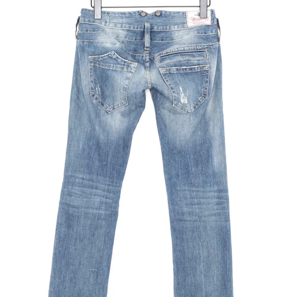 Low waist jeans köpt via zalando, storlek 26x32 passar folk som har stolen xs och s💘. Jeans & Byxor.