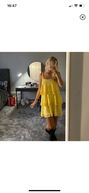 Gul sommar klänning - Säljer denna super fina sommar klänning som är i en otrolig färg ! ☺️☺️