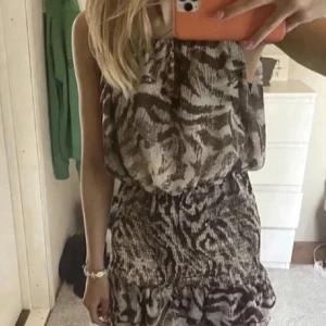 Zara klänning   - Populär Zara klänning i zebramönster!💕 oanvänd 🥰🥰