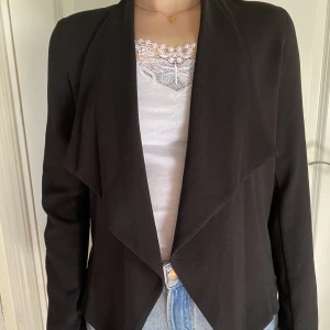 Cardigan  - Cardigan i fint tunt material.  Knappt använd.  Storlek 36 men passar även 38.