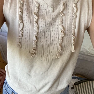 Topp  - Gullig topp med volang i en fin vanilj/beige färg