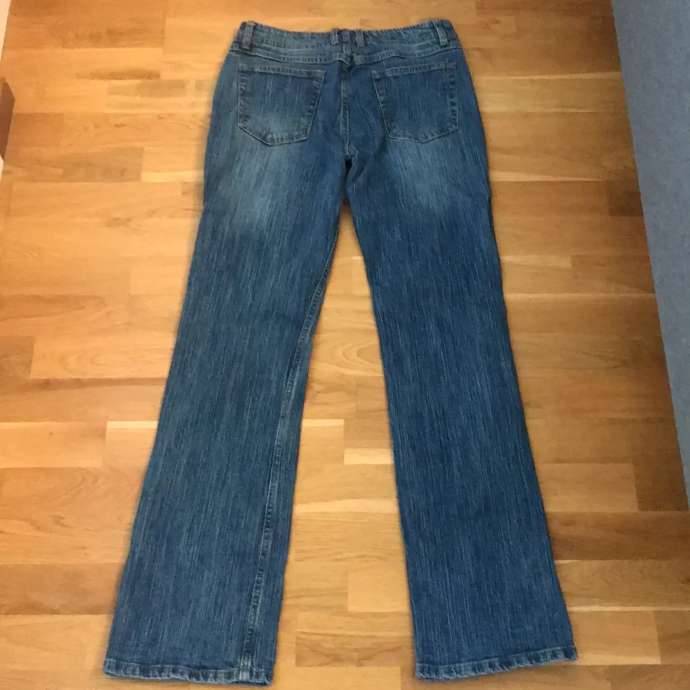 Säljer dessa snygga jeans som är använda fåtal gånger. De är fortfarande i nyskick.. Jeans & Byxor.