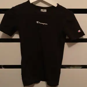 Tight svart Champion T-shirt, nyskick med inga defekter