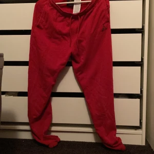 Jordan mjukisar  - Äkta röda Jordan mjukisbyxor, inga tecken på användning 