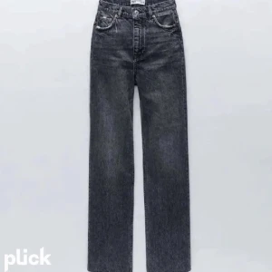 Zara hi-rise full length rawcut - Modellen heter HI-RISE FULL LENGTH från ZARA, i storlek 36 och passar någon runt 170-180, aldrig använda och i skick 9/10.
