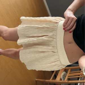Zara kjol - Gul-vit mönstrad kjol från zara med inbyggda shorts